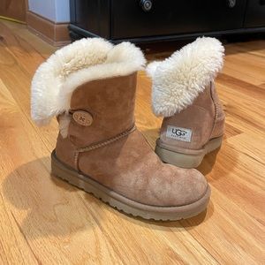 Light brown mid-rise UGG winter boots
